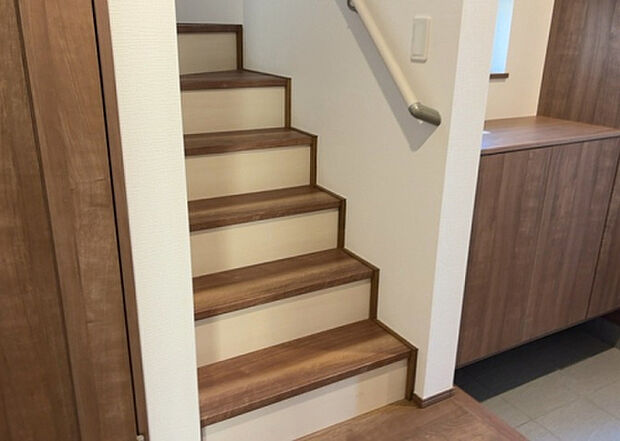 【内装】建物の上下階の通路である階段は、その位置によって動線や室内の印象が大きく左右されます。手摺にも重要な役割があり、転倒の防止・歩行や動作を円滑にして日常生活を支えることを主な目的として設置されています。