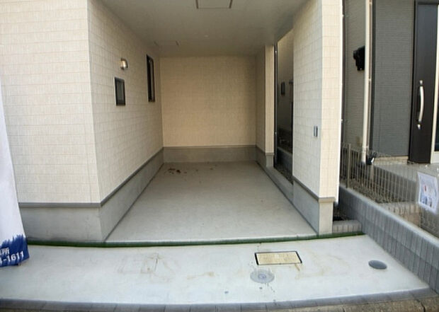 【駐車場】駐車場と明記されていても、最小スペースでつくられた駐車場だと大型車は駐車できなかったり、出入りしにくくなったりする可能性があります。お車のサイズと購入したい物件の駐車場のサイズを現地で確認しましょう。