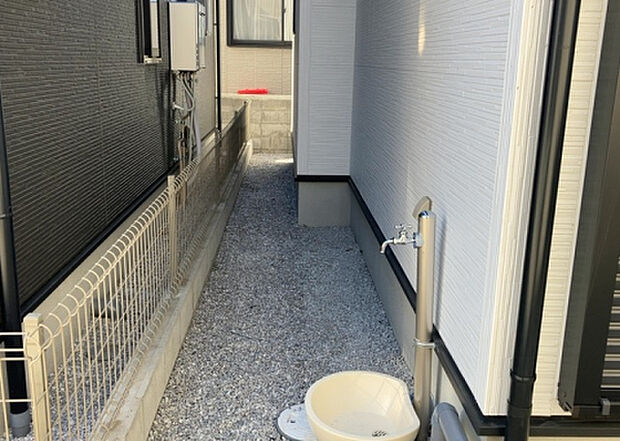 【庭】庭があることでガーデニングや家庭菜園はもちろん、こどもの遊び場やペットを放して遊ぶことができます。また、家の周囲に余裕があるということです。隣地との間があれば、十分な日当たりと、風通しが確保できます。