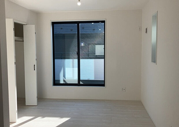 【洋室】洋室のメリットは重い家具が置きやすく、身の回りが整理しやすいことです。 床がフローリングのため畳とは異なり凹みにくいです。 クローゼットなど収納が豊富で、普段使わない旅行カバンや服の整頓も簡単にです。