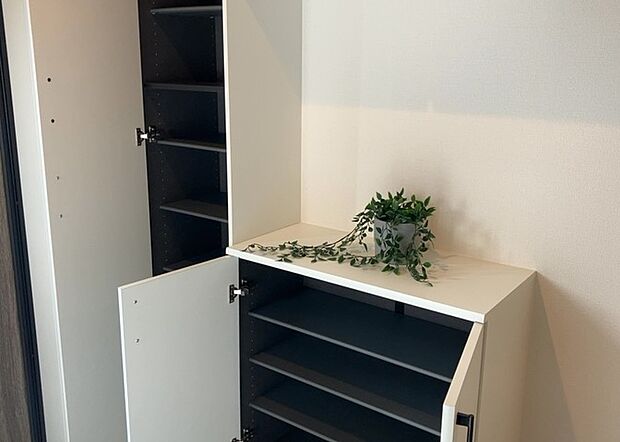 【玄関収納】玄関収納は、靴や傘、コートなどをスッキリと収納できるだけでなく、来客時に見せる顔となるため、家の顔とも言えます。収納量だけでなく、デザイン性も重視したいところです。ミラー付きの収納であれば、外出前の身だしなみチェックにも便利です。