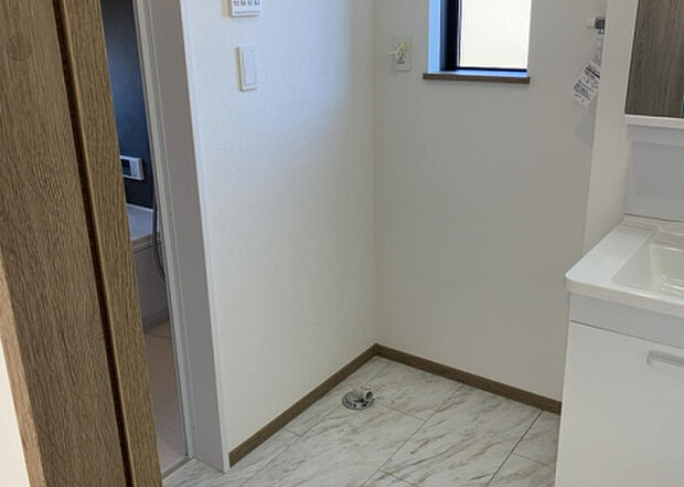 【ランドリースペース】ランドリースペースも気になります。洗濯機置場があり「洗う、干す、取り込む、アイロンがけ、たたむ」など、洗濯に関する家事をするための空間です。広さや収納など付帯設備も含めて、詳細は現地でご確認ください。