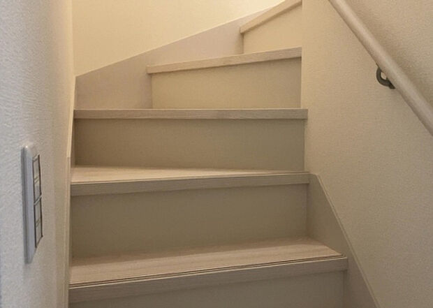 【内装】建物の上下階の通路である階段は、その位置によって動線や室内の印象が大きく左右されます。手摺にも重要な役割があり、転倒の防止・歩行や動作を円滑にして日常生活を支えることを主な目的として設置されています。