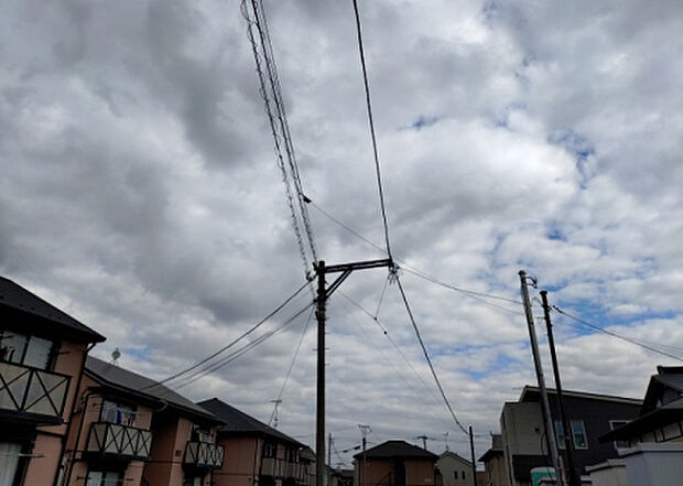 【物件からの展望_2】眺望を気にして物件を探す場合、前面に建物が建っていないか現地で確認しましょう！前面に建物があると景色はもちろん、日当たりや風通しにも影響が出てきます。住んだ時のことを想像しながら現地見学をしましょう。