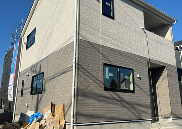 【外観_3】現地に行くなら、物件の周囲の地形がどうなっているかを見ることも大切です。周辺より低くなっている土地では、大雨などで水が集まりやすいため、地盤が弱くなっているということも考えられるため、注意が必要です。