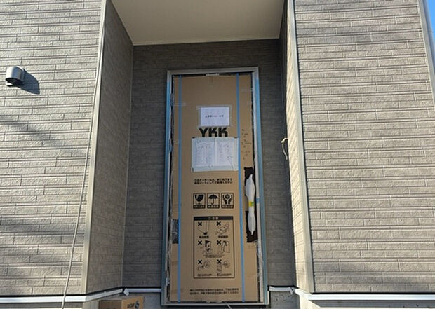 【玄関】玄関は家の顔でもあり、家族以外の目にも止まる場所です。玄関は外との間を仕切る扉、靴などをしまっておく収納スペース、靴脱ぎのたたきスペース、来客とのやり取りをするドアホンなど複数のアイテムからなります。