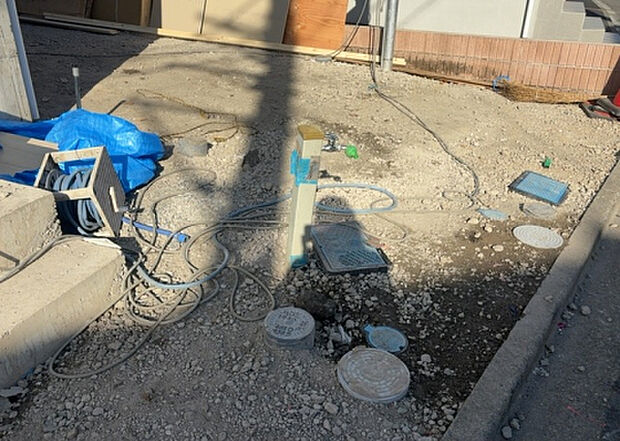 【その他設備】敷地内には、散水栓や立水栓があります。水道水を直接利用できるため、水を運ぶ手間を省くことが出来ます。大量の水を必要とする洗車作業や清掃などに役立ちます。その他設備とあわせて、現地でご確認ください。