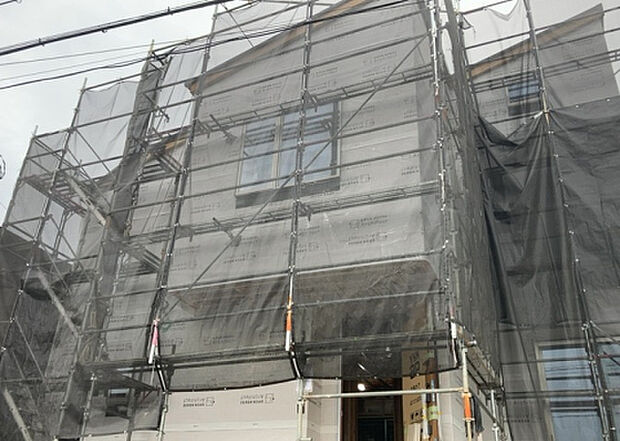 【外観_3】現地に行くなら、物件の周囲の地形がどうなっているかを見ることも大切です。周辺より低くなっている土地では、大雨などで水が集まりやすいため、地盤が弱くなっているということも考えられるため、注意が必要です。