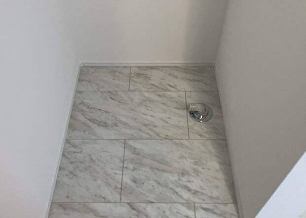 【ランドリースペース】ランドリースペースも気になります。洗濯機置場があり「洗う、干す、取り込む、アイロンがけ、たたむ」など、洗濯に関する家事をするための空間です。広さや収納など付帯設備も含めて、詳細は現地でご確認ください。