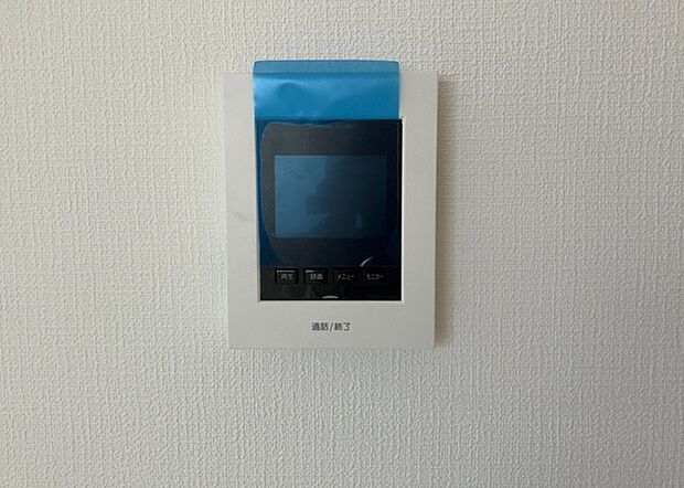 【TVモニター付きインターホン】TVモニター付きインターホンは、来訪者の顔を確認できるだけでなく、音声でやり取りすることもできるため、セキュリティ面で安心できる設備です。モニター画面が大きく見やすいもの、夜間でも来訪者をしっかりと確認できるものなど、機能性を重視したいところです。