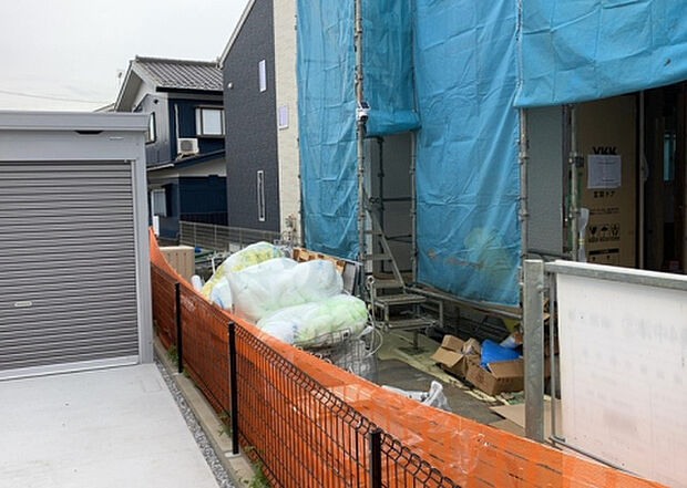 【庭_2】庭のある家に住むことのメリットとして、子どもたちの遊び場を確保できること、ガーデニングや家庭菜園を楽しめること、明るさを確保できることがあります。また、配置を工夫することでプライバシーが確保できます。