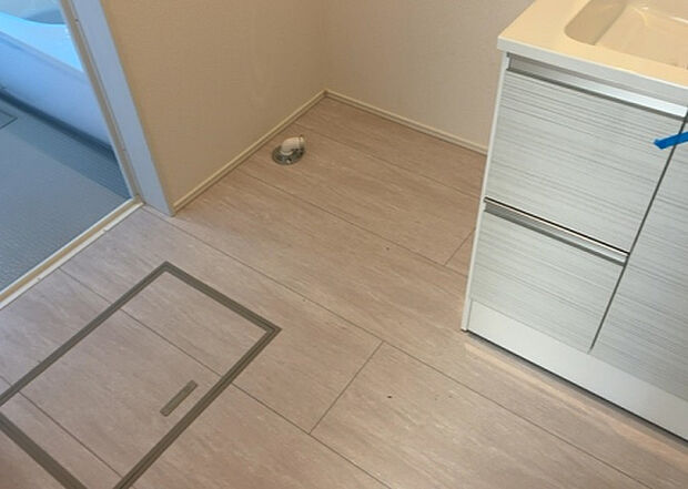 【脱衣場】多くの戸建て住宅で見かける洗面脱衣所は、洗面台と洗濯機が2畳ほどのスペースに並べられていて、洗面所が脱衣所を兼ね備えている間取りが一般的です。お客様が利用することもある、パブリックな空間でもあります。