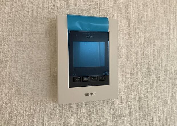 【ＴＶモニター付きインターホン】TVモニター付きインターホンは、来訪者の顔を確認できるだけでなく、音声でやり取りすることもできるため、セキュリティ面で安心できる設備です。モニター画面が大きく見やすいもの、夜間でも来訪者をしっかりと確認できるものなど、機能性を重視したいところです。
