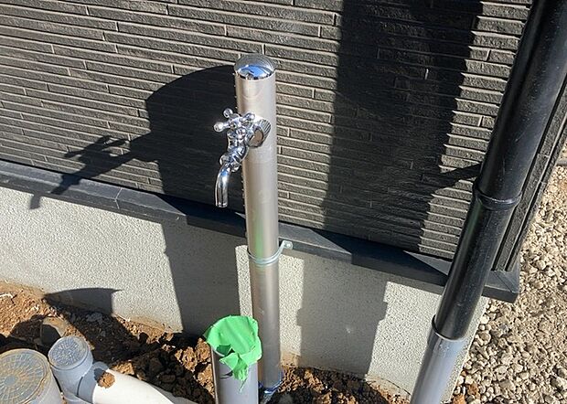 【外水栓】外水栓は、庭の水やりや洗車など、様々な用途に使える便利な設備です。ホースがしっかりと接続できるもの、水圧が安定しているものなど、使い勝手の良いものを選びましょう。また、凍結防止機能が付いているものなら、冬場でも安心して使用できます。