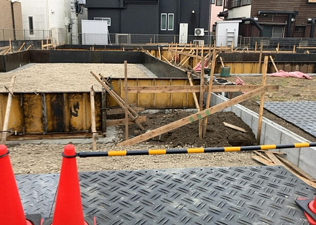 【玄関】玄関は家の顔でもあり、家族以外の目にも止まる場所です。玄関は外との間を仕切る扉、靴などをしまっておく収納スペース、靴脱ぎのたたきスペース、来客とのやり取りをするドアホンなど複数のアイテムからなります。