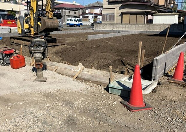 【庭_2】庭のある家に住むことのメリットとして、子どもたちの遊び場を確保できること、ガーデニングや家庭菜園を楽しめること、明るさを確保できることがあります。また、配置を工夫することでプライバシーが確保できます。