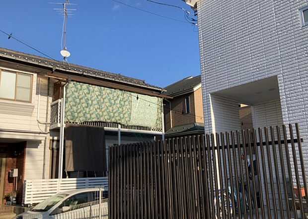 【物件からの展望_2】眺望を気にして物件を探す場合、前面に建物が建っていないか現地で確認しましょう!前面に建物があると景色はもちろん、日当たりや風通しにも影響が出てきます。住んだ時のことを想像しながら現地見学をしましょう。