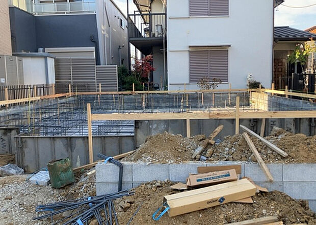 【外観_3】現地に行くなら、物件の周囲の地形がどうなっているかを見ることも大切です。周辺より低くなっている土地では、大雨などで水が集まりやすいため、地盤が弱くなっているということも考えられるため、注意が必要です。