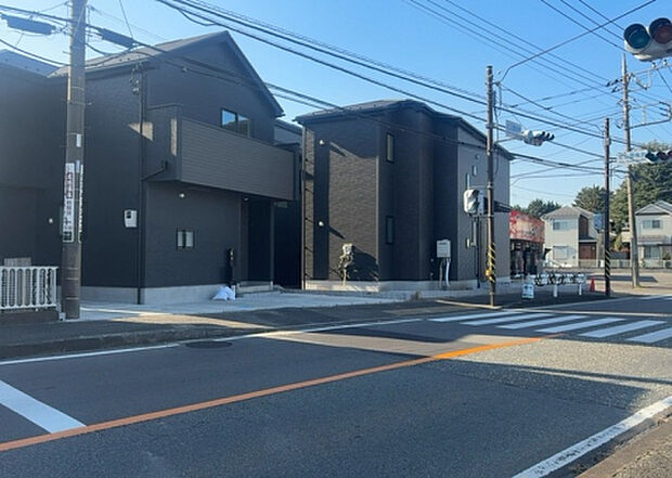 【前面道路含む現地写真_2】お持ちの車種によっては前面道路が広い方が便利でしょう。しかし、前面道路が広ければその分交通量が多くなるため、騒音などが気になる場合があります。実際に現地を見学し、周辺交通量や騒音などを確認しましょう！