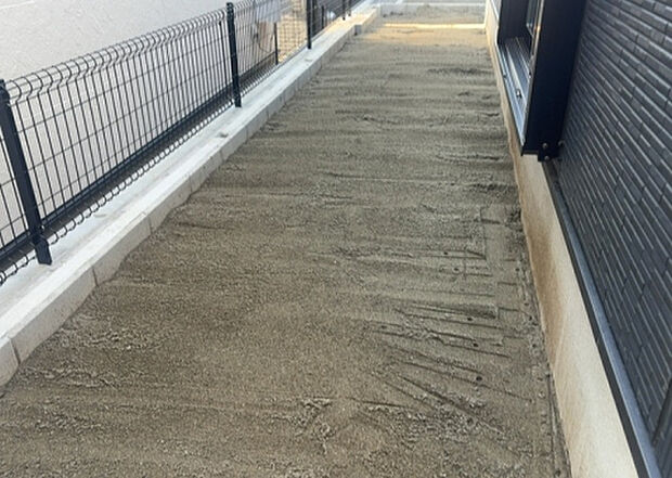 【庭】庭があることでガーデニングや家庭菜園はもちろん、こどもの遊び場やペットを放して遊ぶことができます。また、家の周囲に余裕があるということです。隣地との間があれば、十分な日当たりと、風通しが確保できます。