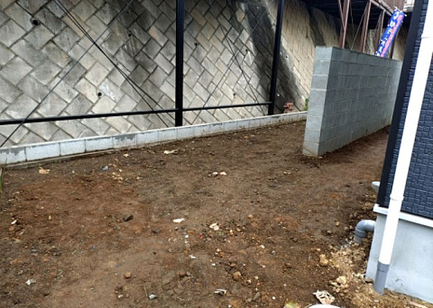 【庭】庭があることでガーデニングや家庭菜園はもちろん、こどもの遊び場やペットを放して遊ぶことができます。また、家の周囲に余裕があるということです。隣地との間があれば、十分な日当たりと、風通しが確保できます。