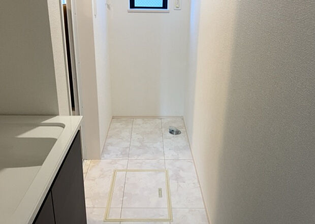 【脱衣場】多くの戸建て住宅で見かける洗面脱衣所は、洗面台と洗濯機が2畳ほどのスペースに並べられていて、洗面所が脱衣所を兼ね備えている間取りが一般的です。お客様が利用することもある、パブリックな空間でもあります。