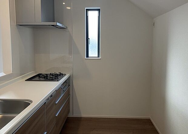 【給湯器リモコン】給湯器リモコンは、お風呂の温度設定やタイマー設定など、お風呂を快適に楽しむために欠かせないものです。液晶画面が大きく見やすいもの、操作ボタンが分かりやすいものなど、使いやすさが重要です。また、エコ機能が付いているものなら、光熱費の節約にもつながります。