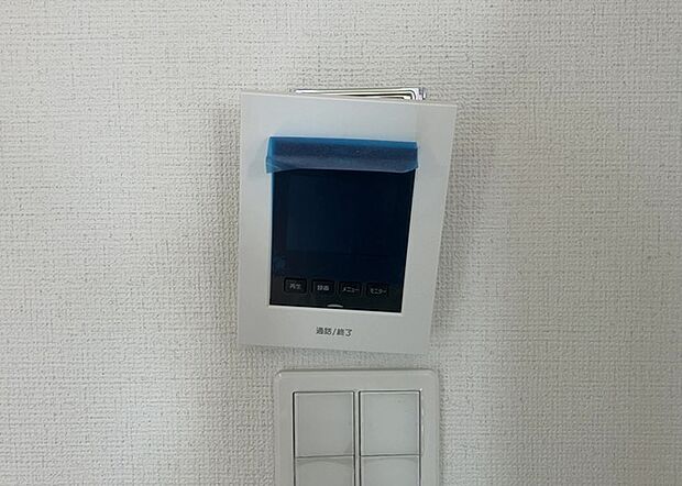 【ＴＶモニター付きインターホン】TVモニター付きインターホンは、来訪者の顔を確認できるだけでなく、音声でやり取りすることもできるため、セキュリティ面で安心できる設備です。モニター画面が大きく見やすいもの、夜間でも来訪者をしっかりと確認できるものなど、機能性を重視したいところです。