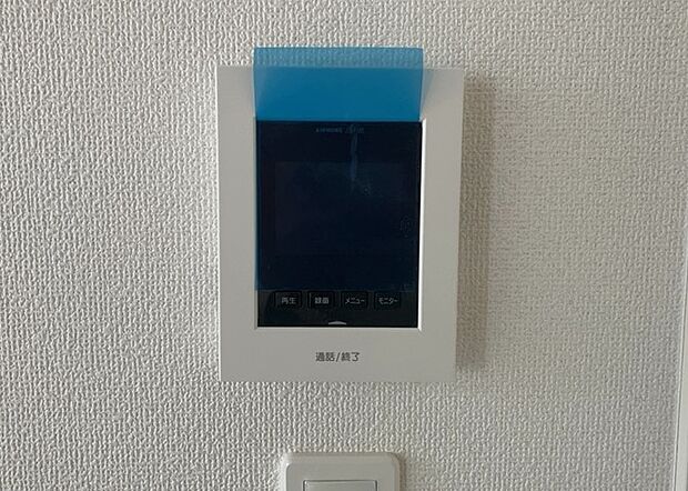 【ＴＶモニター付きインターホン】TVモニター付きインターホンは、来訪者の顔を確認できるだけでなく、音声でやり取りすることもできるため、セキュリティ面で安心できる設備です。モニター画面が大きく見やすいもの、夜間でも来訪者をしっかりと確認できるものなど、機能性を重視したいところです。