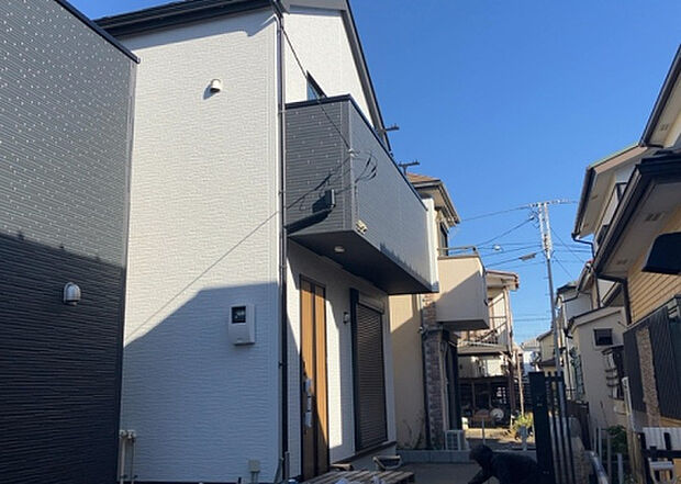 【前面道路含む現地写真_2】お持ちの車種によっては前面道路が広い方が便利でしょう。しかし、前面道路が広ければその分交通量が多くなるため、騒音などが気になる場合があります。実際に現地を見学し、周辺交通量や騒音などを確認しましょう！