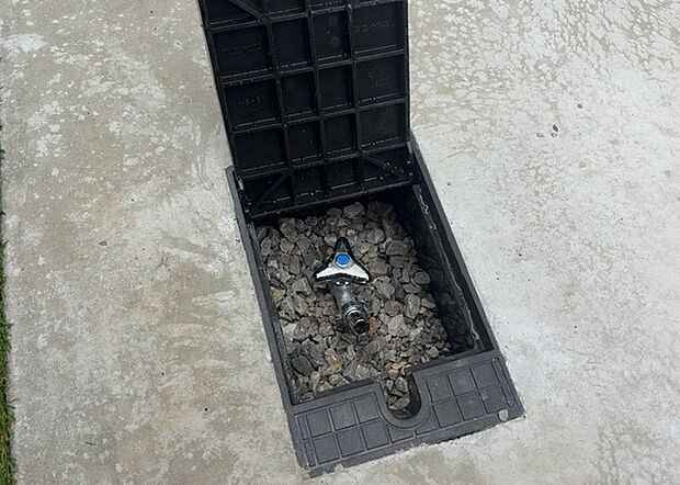 【外水栓】外水栓は、庭の水やりや洗車など、様々な用途に使える便利な設備です。ホースがしっかりと接続できるもの、水圧が安定しているものなど、使い勝手の良いものを選びましょう。また、凍結防止機能が付いているものなら、冬場でも安心して使用できます。