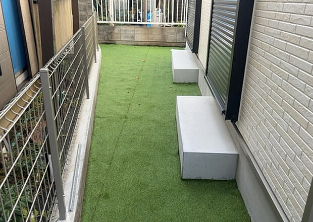 【庭】庭があることでガーデニングや家庭菜園はもちろん、こどもの遊び場やペットを放して遊ぶことができます。また、家の周囲に余裕があるということです。隣地との間があれば、十分な日当たりと、風通しが確保できます。
