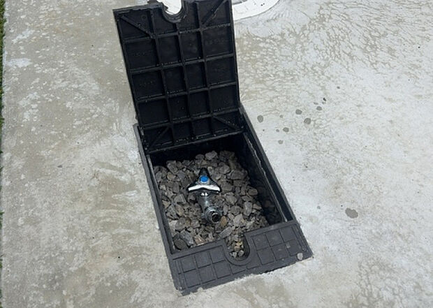 【その他設備】敷地内には、散水栓や立水栓があります。水道水を直接利用できるため、水を運ぶ手間を省くことが出来ます。大量の水を必要とする洗車作業や清掃などに役立ちます。その他設備とあわせて、現地でご確認ください。