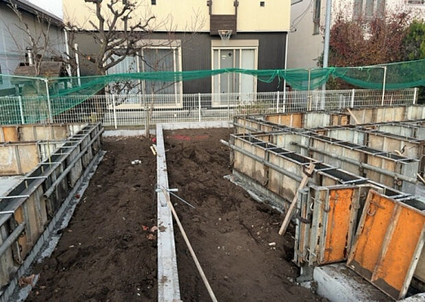 【庭_2】庭のある家に住むことのメリットとして、子どもたちの遊び場を確保できること、ガーデニングや家庭菜園を楽しめること、明るさを確保できることがあります。また、配置を工夫することでプライバシーが確保できます。