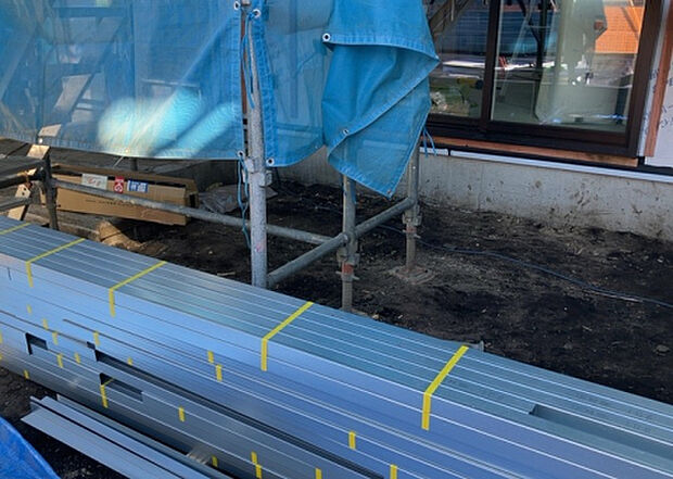 【構造・工法・仕様_2】ベタ基礎とは、柱の位置に関係なく全体に基礎がある事を指し、面積が大きい分建物の重さを全体に分散できます。また、地面からの湿気や害虫を遮断でき、木造住宅で心配されるシロアリ被害を防ぐ効果も期待できます。