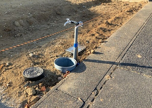 【その他設備】敷地内には、散水栓や立水栓があります。水道水を直接利用できるため、水を運ぶ手間を省くことが出来ます。大量の水を必要とする洗車作業や清掃などに役立ちます。その他設備とあわせて、現地でご確認ください。