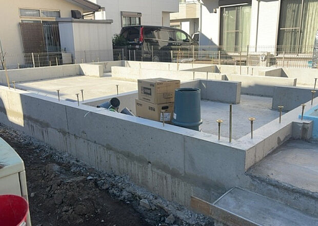 【構造・工法・仕様_2】ベタ基礎とは、柱の位置に関係なく全体に基礎がある事を指し、面積が大きい分建物の重さを全体に分散できます。また、地面からの湿気や害虫を遮断でき、木造住宅で心配されるシロアリ被害を防ぐ効果も期待できます。