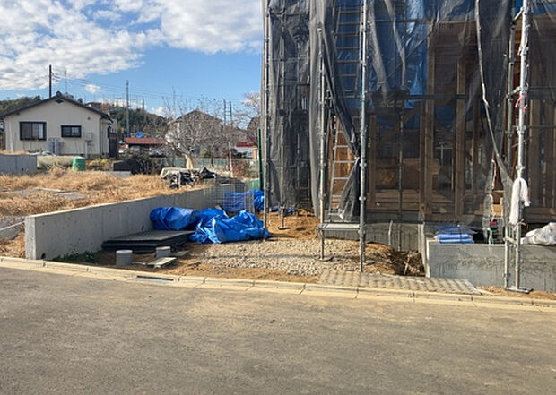 【駐車場_2】駐車場と明記されていても、最小スペースでつくられた駐車場だと大型車は駐車できなかったり、出入りしにくくなったりする可能性があります。お車のサイズと購入したい物件の駐車場のサイズを現地で確認しましょう。