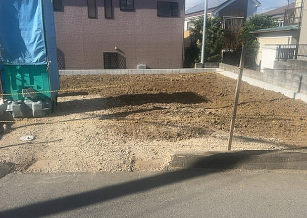 【駐車場_2】駐車場と明記されていても、最小スペースでつくられた駐車場だと大型車は駐車できなかったり、出入りしにくくなったりする可能性があります。お車のサイズと購入したい物件の駐車場のサイズを現地で確認しましょう。