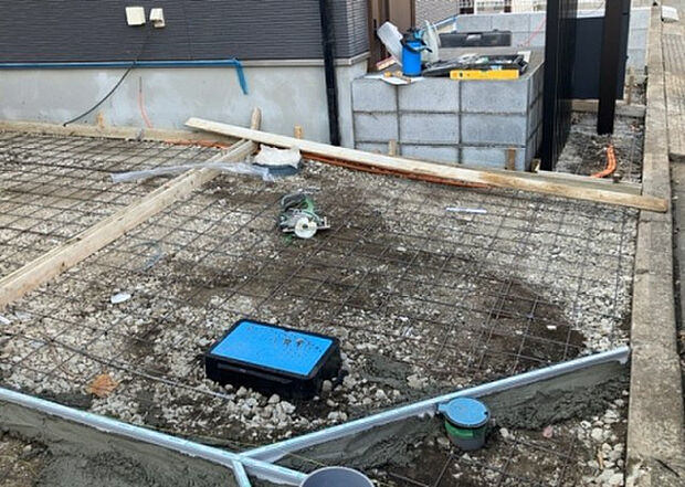 【構造・工法・仕様_2】ベタ基礎とは、柱の位置に関係なく全体に基礎がある事を指し、面積が大きい分建物の重さを全体に分散できます。また、地面からの湿気や害虫を遮断でき、木造住宅で心配されるシロアリ被害を防ぐ効果も期待できます。