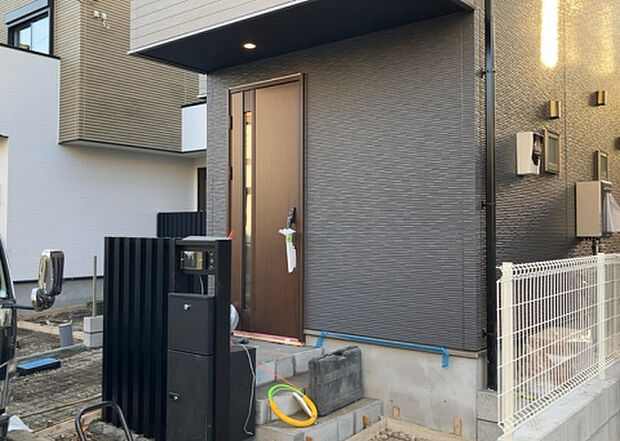 【玄関_2】玄関は、狭すぎると複数人で使いにくく、広すぎても無駄な空間になりがちです。最低2畳を目安にして、家の広さとの兼ね合いや家族の人数を考慮して決めるとよいでしょう。現地を見学して快適な玄関を選びましょう!