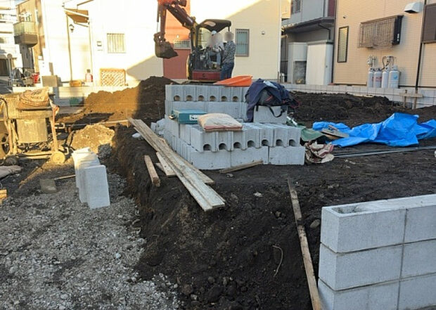 【玄関_2】玄関は、狭すぎると複数人で使いにくく、広すぎても無駄な空間になりがちです。最低2畳を目安にして、家の広さとの兼ね合いや家族の人数を考慮して決めるとよいでしょう。現地を見学して快適な玄関を選びましょう!