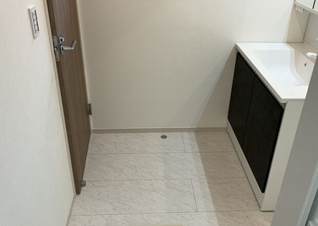 【脱衣場】多くの戸建て住宅で見かける洗面脱衣所は、洗面台と洗濯機が2畳ほどのスペースに並べられていて、洗面所が脱衣所を兼ね備えている間取りが一般的です。お客様が利用することもある、パブリックな空間でもあります。