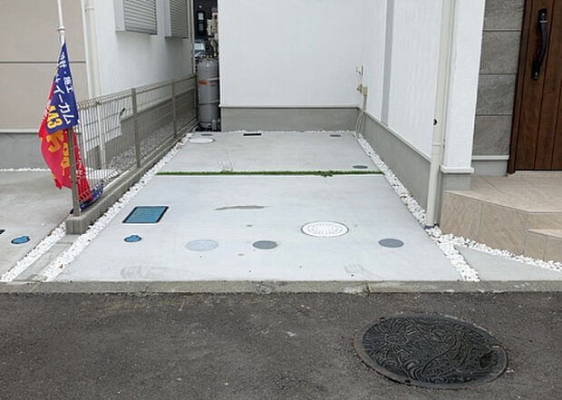 【駐車場】駐車場と明記されていても、最小スペースでつくられた駐車場だと大型車は駐車できなかったり、出入りしにくくなったりする可能性があります。お車のサイズと購入したい物件の駐車場のサイズを現地で確認しましょう。