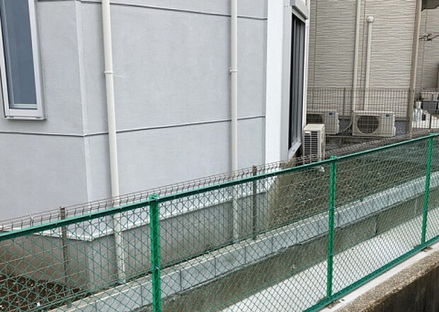 【庭】庭があることでガーデニングや家庭菜園はもちろん、こどもの遊び場やペットを放して遊ぶことができます。また、家の周囲に余裕があるということです。隣地との間があれば、十分な日当たりと、風通しが確保できます。