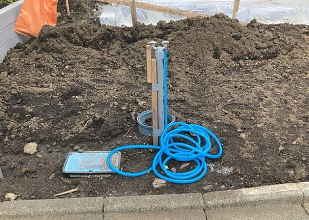 【その他設備】敷地内には、散水栓や立水栓があります。水道水を直接利用できるため、水を運ぶ手間を省くことが出来ます。大量の水を必要とする洗車作業や清掃などに役立ちます。その他設備とあわせて、現地でご確認ください。