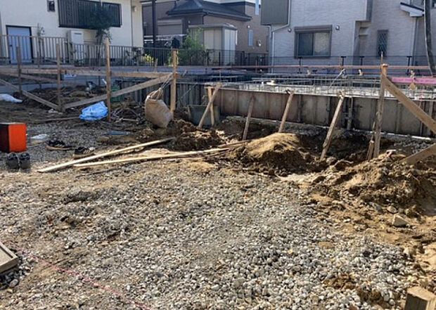 【駐車場_2】駐車場と明記されていても、最小スペースでつくられた駐車場だと大型車は駐車できなかったり、出入りしにくくなったりする可能性があります。お車のサイズと購入したい物件の駐車場のサイズを現地で確認しましょう。