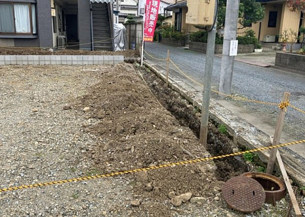 【庭_2】庭のある家に住むことのメリットとして、子どもたちの遊び場を確保できること、ガーデニングや家庭菜園を楽しめること、明るさを確保できることがあります。また、配置を工夫することでプライバシーが確保できます。