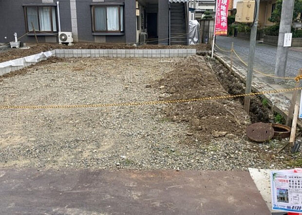 【玄関】玄関は家の顔でもあり、家族以外の目にも止まる場所です。玄関は外との間を仕切る扉、靴などをしまっておく収納スペース、靴脱ぎのたたきスペース、来客とのやり取りをするドアホンなど複数のアイテムからなります。