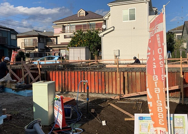 【玄関】玄関は家の顔でもあり、家族以外の目にも止まる場所です。玄関は外との間を仕切る扉、靴などをしまっておく収納スペース、靴脱ぎのたたきスペース、来客とのやり取りをするドアホンなど複数のアイテムからなります。